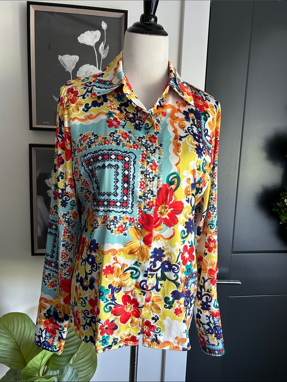🌺🌼 Size 10 Vibrant Multi-Color Floral long sleeve Button-Up Blouse